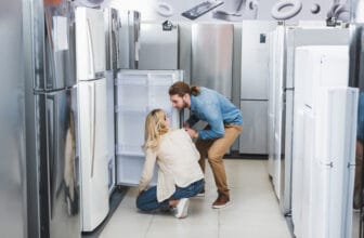 情侶在家電賣場挑選冰箱 / Couple selecting a fridge in an appliance store