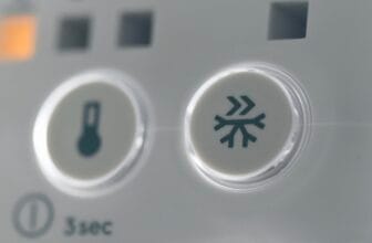 冰箱內部溫度控制按鈕特寫 / Close-up of buttons inside a fridge