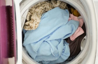 把彩色衣物放入洗衣機 / Loading colorful clothes into a washing machine