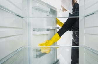 清潔冰箱層架的女性 / Woman cleaning fridge shelves