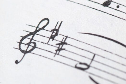 音樂譜面細節與小提琴 / Music score detail with violin