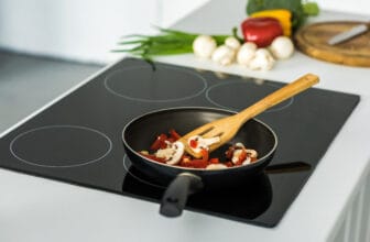 電爐上炒鍋與蔬菜烹煮 / Frying pan with vegetables on electric stove