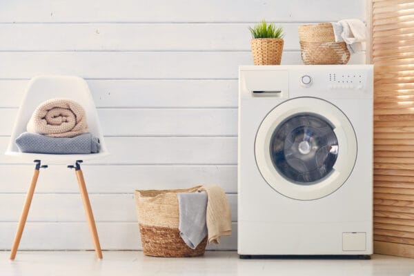 家庭洗衣間內的洗衣機 / Laundry room with a washing machine