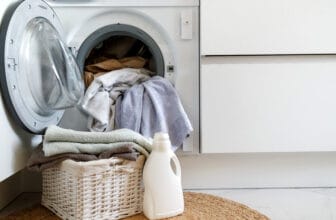 洗衣機前的洗衣籃與洗衣精 / Laundry basket and detergent in front of a washing machine