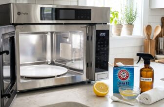廚房檯面上的微波爐 / Microwave sitting on a kitchen counter